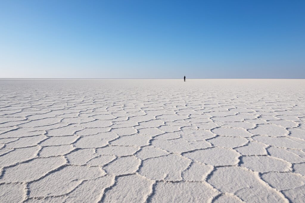 Die weiße Salzwüste Rann of Kutch in Gujarat unter blauem Himmel