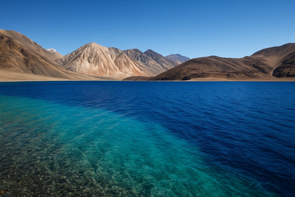 Der türkisblaue Pangong Tso vor den kargen Bergen Ladakhs